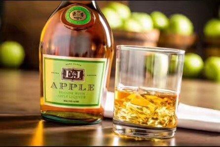 E&J Apple brandy is blended with apple liqueur, giving it a sweet, crisp flavor with just a hint of vanilla and caramel.