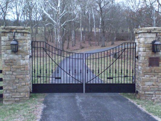 Driveway entrance gate in Louisville, Ky. https://www.google.com/maps/place/Heck's+Metal+Works/@38.389808,-85.8876657,17z/data=!3m1!4b1!4m5!