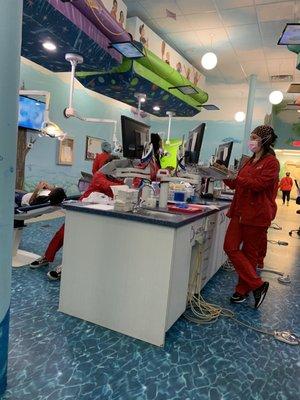 Acá están atendiendo muchos niños con un solo dentista