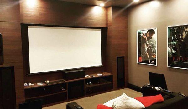 The wood grain adds a unique touch to this modern looking home theater!
********
www.elitescreens.com