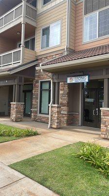 Photo of the front of the clinic. They have reserved parking stall for patients located behind this building. Theres also street parking.