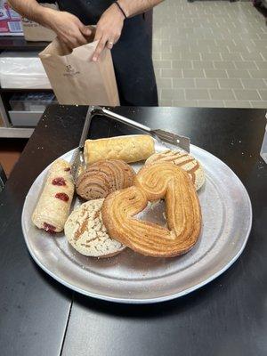 Conchas, orejas y pan dulce con fresa y piña.