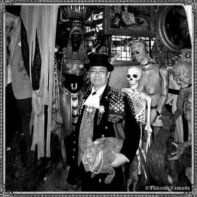 Halloween Adventure, Dr. Takeshi Yamada and Seara (Coney Island Sea Rabbit). With the awesome Halloween props' display.