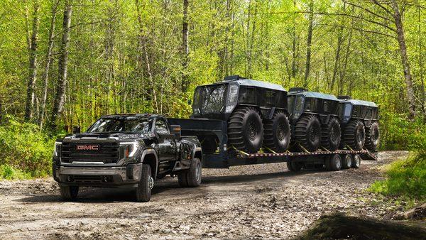 2025 GMC Sierra HD pulling trailer