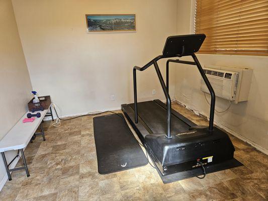 Tiny fitness room with junky equipment