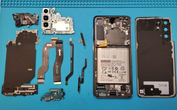 Galaxy S21 in pieces.