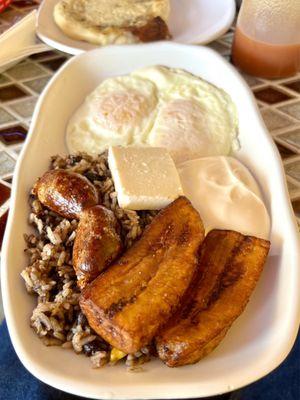 Salvadoreño con Chorizos Asados.