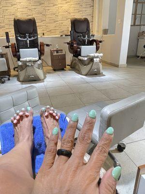 Fills with gel and pedicure