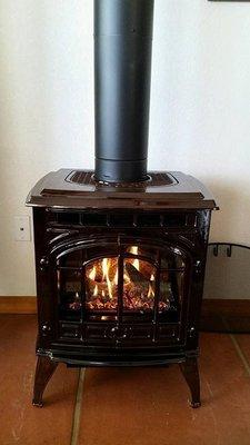 Quadrafire Sapphire gas stove in porcelain mahogany enamel installed by Wizard's locally in Flagstaff.