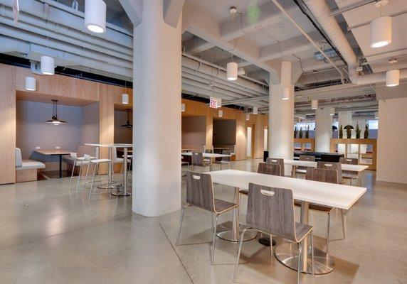 Lounge area in coworking in Chicago 620 N LaSalle