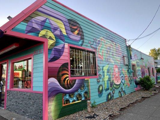 What a cute and colorful bodega!