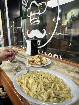 Fettuccine con queso. So good!