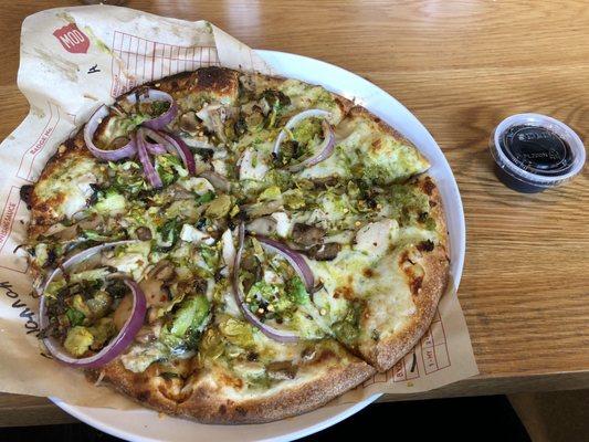 White sauce, pesto, fresh basil, Parmesan, chicken, mushrooms, red onions, Brussels sprouts, and a side of balsamic fig glaze.