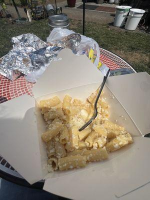 Butter pasta, 3 piece Cannolis and extra garlic bread!