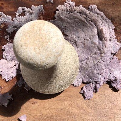 Converting kalo to paiai using a sandstone pounder