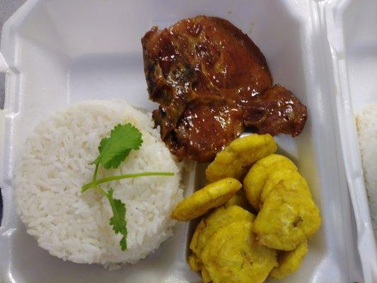 Chuleta B.B.Q, Arroz Blanco y Tostones