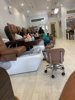 Attractive and clean salon. :-)