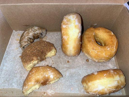 Buttermilk cake, maple covered with crumble Buttermilk cake glazed Classic glazed (puffy ring) Blueberry glazed cake donut