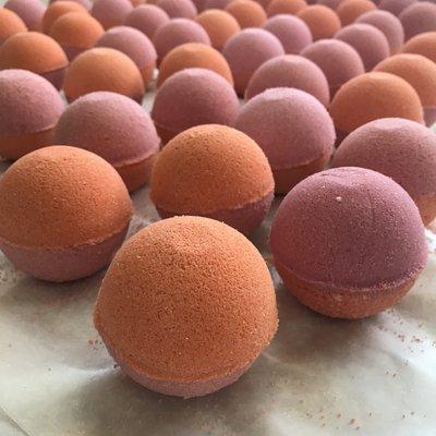 Your gift for the holidays: aromatherapy essential oil bath bombs