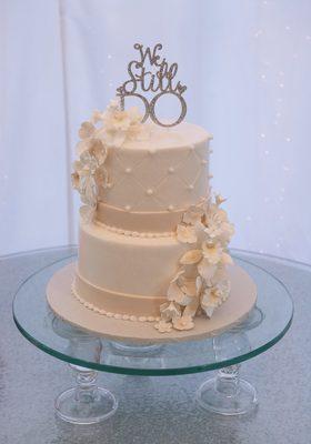 Our beautiful cake with sugar flowers!!!