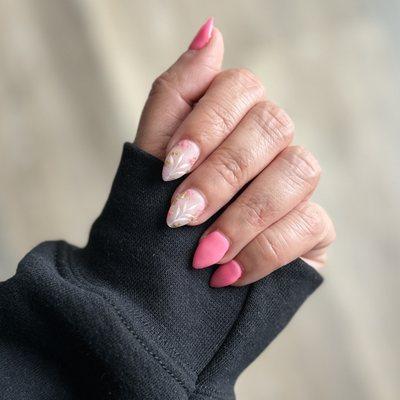 Gold flakes with hand painted white flowers and matte gloss. Shiny pink nails