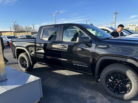 2024 GMC SIERRA $68,000