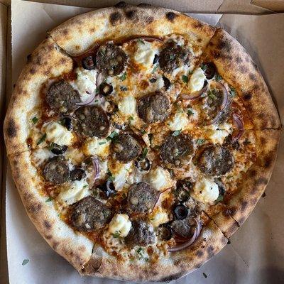 Weekly special not always available.
Red sauce, mozzarella, red onion, black olive, ricotta and house made meatballs.