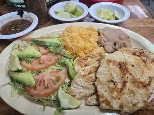 Platillo de Pollo frijoles, Arroz y ensalada. Muy rico este plato!