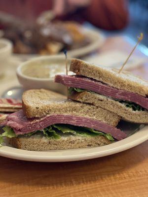 Daily Special: Corned Beef Sandwich and Soup - IG: @nelson_eats