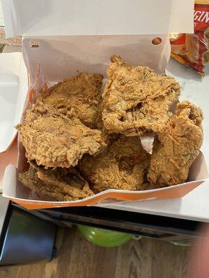 8 piece box of mixed pieces. All breasts, only one person in the fam likes white meat. Corporate Popeyes' probably wouldn't be happy either