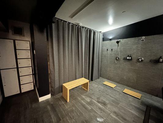 Wet room with lockers , free regular shower facilities , private jacuzzi , table shower/ body scrub !