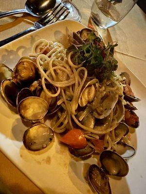 Bad b*tches eat seafood. Linguine w clams and a glass of Chianti chefs kiss!