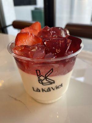 Coconut Pudding with Strawberry (TikTok: @justandyvu)