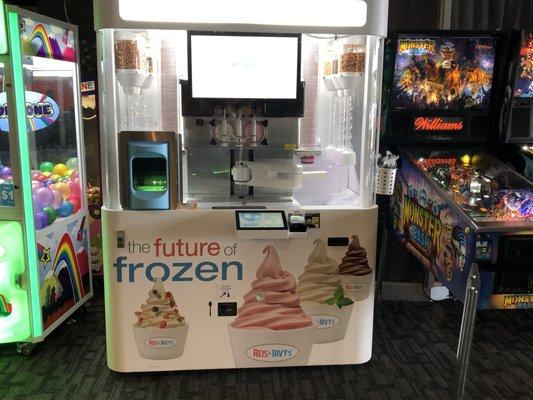 Reis & Irvys Robotic Frozen Yogurt! #robofreeze