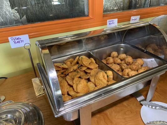 Potato Bajji (L) & Medhu Bonda (R): Vegan Deep-Fried Potato Fritters at the Weekend Lunch Buffet.