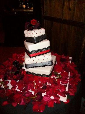 Red black and white cake wedding