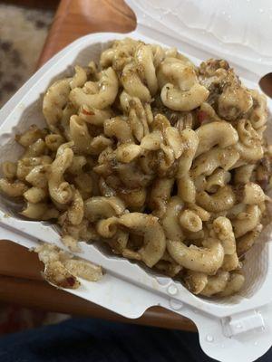 A mini order of Jerk Mac & Cheese%