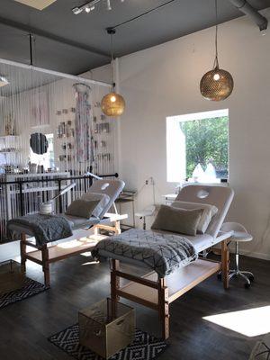 The beautiful, and airy treatment room. Wonderful lighting!