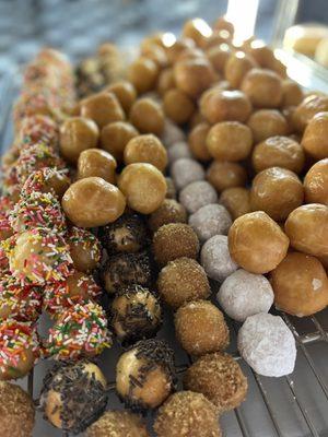 DONUT HOLES | FLAVORS; RAINBOW CAKE SPRINKLE, CHOCOLATE CAKE SPRINKLE, CINNAMON CRUMB CAKE, POWDER CAKE, GLAZE RAISE | MIX + GLAZE