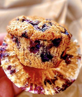 Half nakkid Blueberry muffin with real blueberries - verra nice