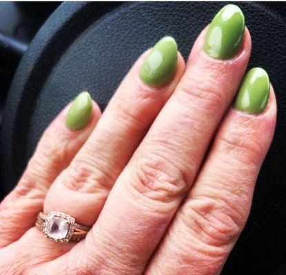 Green nails for spring.