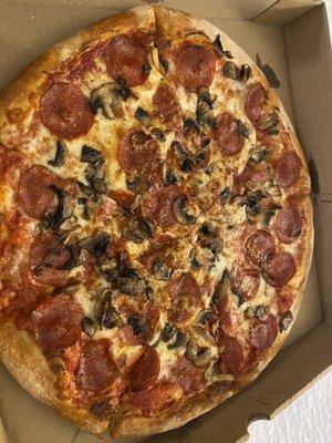 Mushroom pepperoni pizza