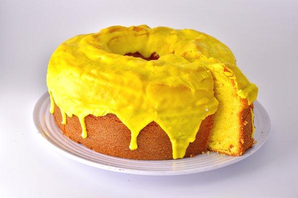 #1550 Lemon Bundt Cake Uncut