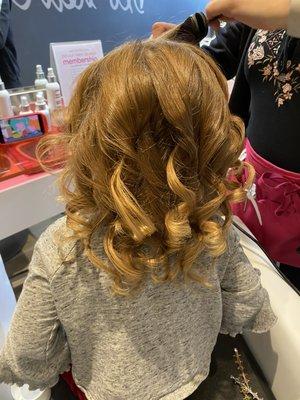 Every guest is a VIP. Curls for our lovely blo girl.