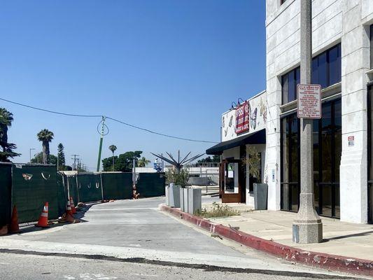 The cafe is next to major construction; only one way in 'n' out (single lane) into their little parking area