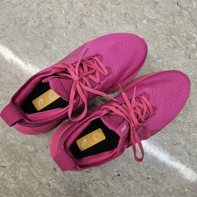 I was hunting down these monochrome neon pink ASICS Gel Nimbus 25s... and they had a pair here! I'm living my best Barbie pink laifu :D