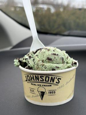 Single scoop mint cookies and cream