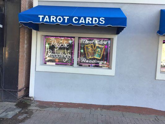 Tarot cards reads what's around you