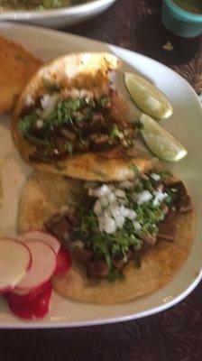 Amazing tacos de lengua y quesadilla de chorizo!!! Me encanta!!