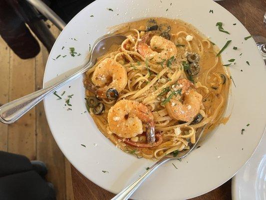 Shrimp with chipotle cream sauce, peppers and fresh tomatoes